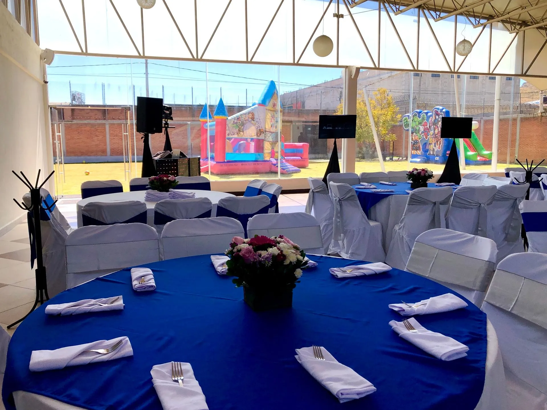 Montaje de mesas en el salón techado de Mirema